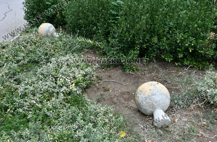 Хасковлийки: Водачи фучат през парк заради премахнати бетонни топки