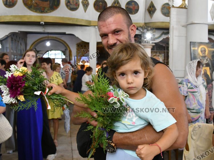 Църквата „Успение на Пресвета Богородица“ се препълни за празника на Божията майка 