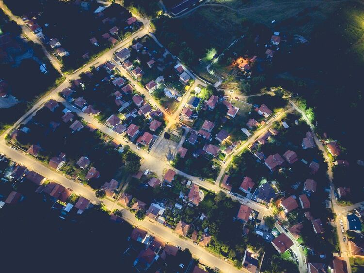 В част от кварталите и населените места в Перник започна подмяна на уличното осветление