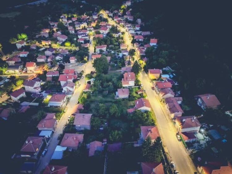 В част от кварталите и населените места в Перник започна подмяна на уличното осветление