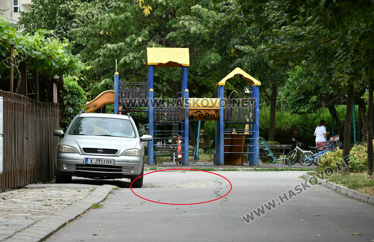Хасковлийки: Водачи фучат през парк заради премахнати бетонни топки