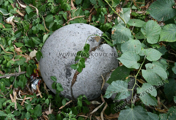 Хасковлийки: Водачи фучат през парк заради премахнати бетонни топки