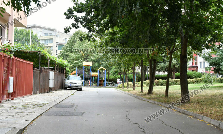 Хасковлийки: Водачи фучат през парк заради премахнати бетонни топки