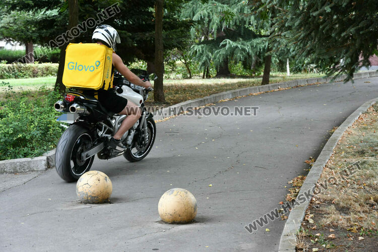 Хасковлийки: Водачи фучат през парк заради премахнати бетонни топки