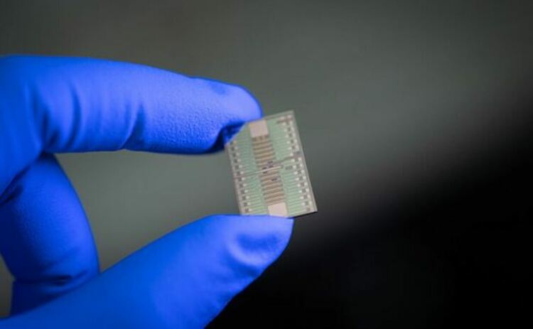 Чип с размер на палец може скоро да замени масивните ускорители на частици, отключвайки възможността за тестване на теории за мултивселени и създаване на гама-лъчеви лазери за революционни медицински лечения.