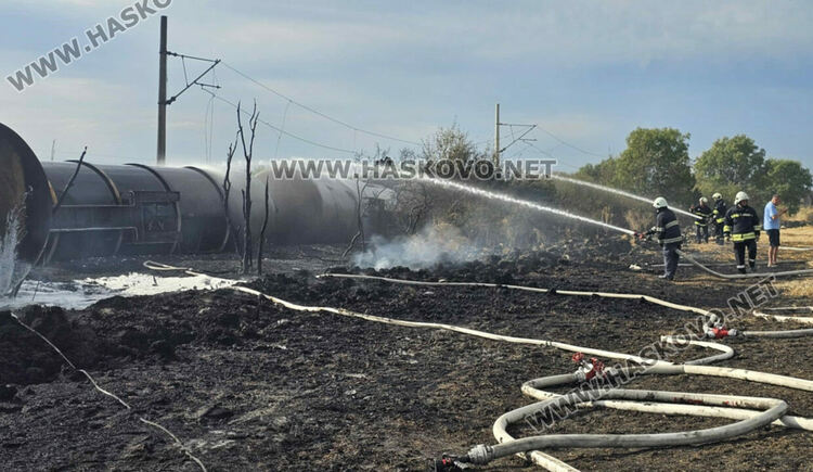 Товарен влак с цистерни с гориво се възпламени край Пясъчево