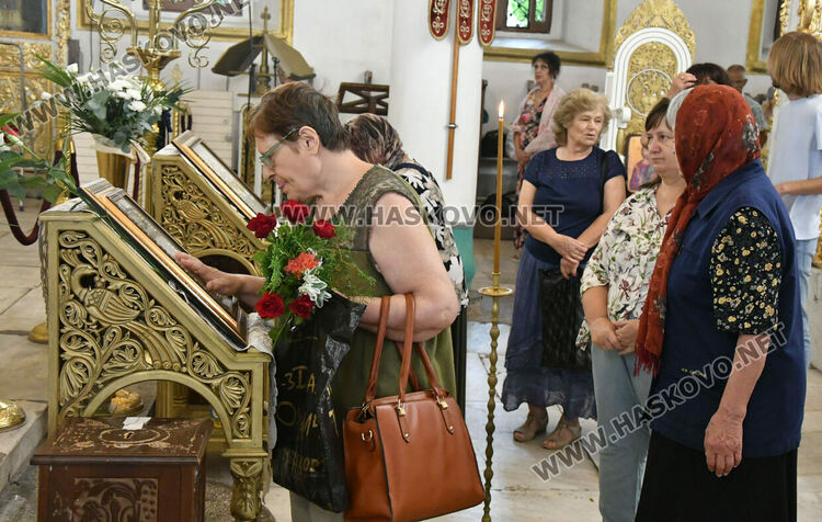 Църквата „Успение на Пресвета Богородица“ се препълни за празника на Божията майка 