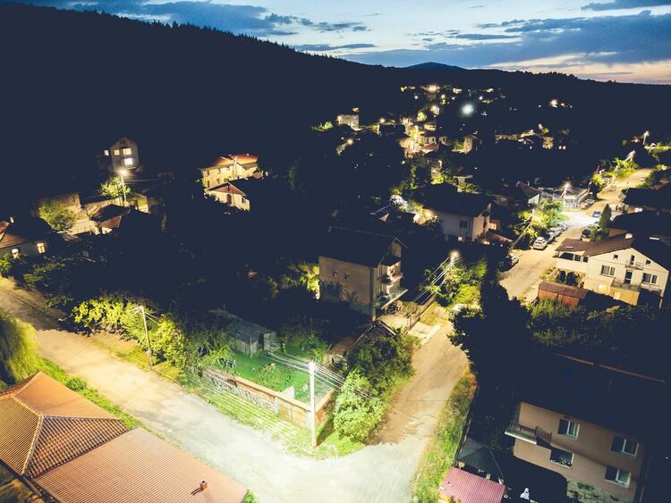 В част от кварталите и населените места в Перник започна подмяна на уличното осветление