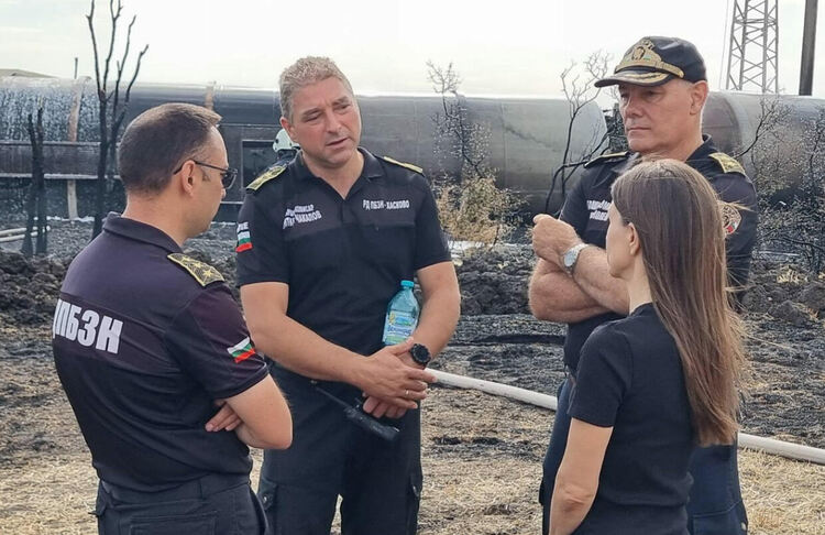 Товарен влак с цистерни с гориво се възпламени край Пясъчево