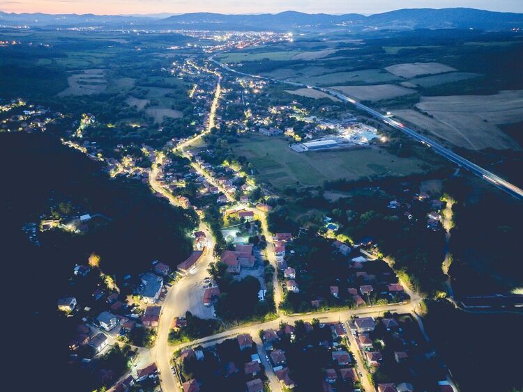В част от кварталите и населените места в Перник започна подмяна на уличното осветление