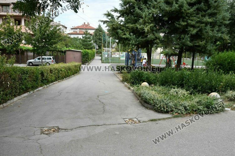 Хасковлийки: Водачи фучат през парк заради премахнати бетонни топки