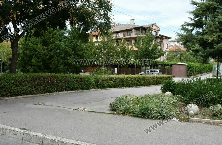 Хасковлийки: Водачи фучат през парк заради премахнати бетонни топки