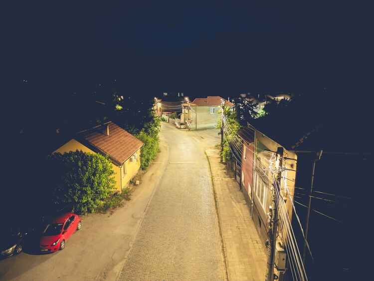 В част от кварталите и населените места в Перник започна подмяна на уличното осветление