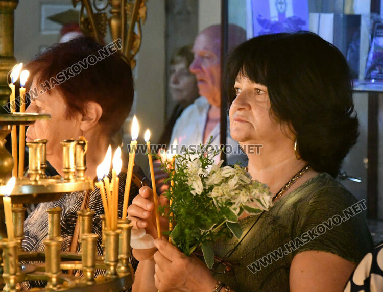 Църквата „Успение на Пресвета Богородица“ се препълни за празника на Божията майка 
