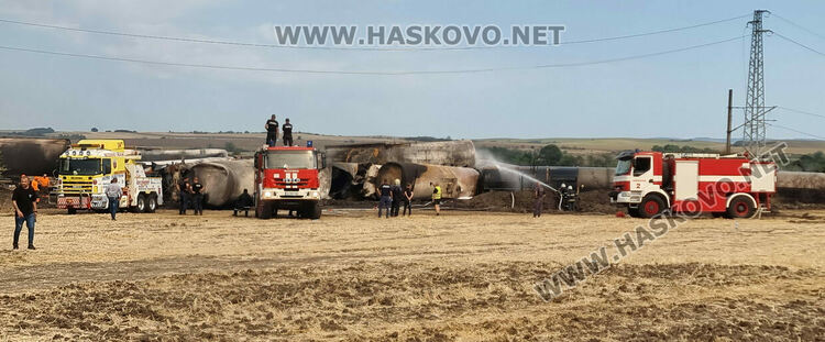 Започна разчистване на обърнатия влак край Пясъчево, превозващ 1871 тона дизел