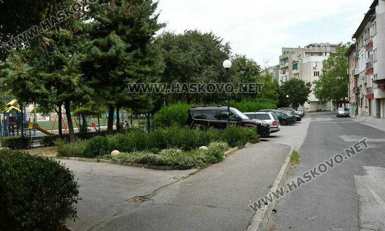 Хасковлийки: Водачи фучат през парк заради премахнати бетонни топки