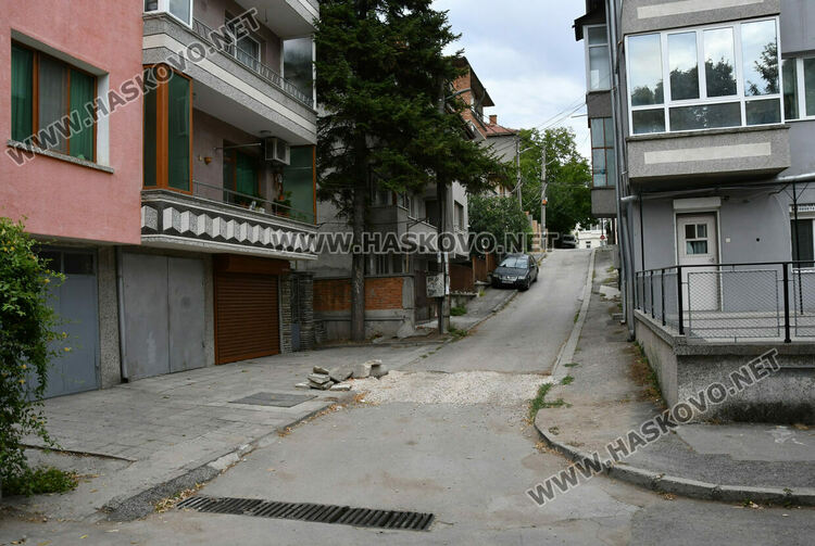 Хасковлийки: Водачи фучат през парк заради премахнати бетонни топки