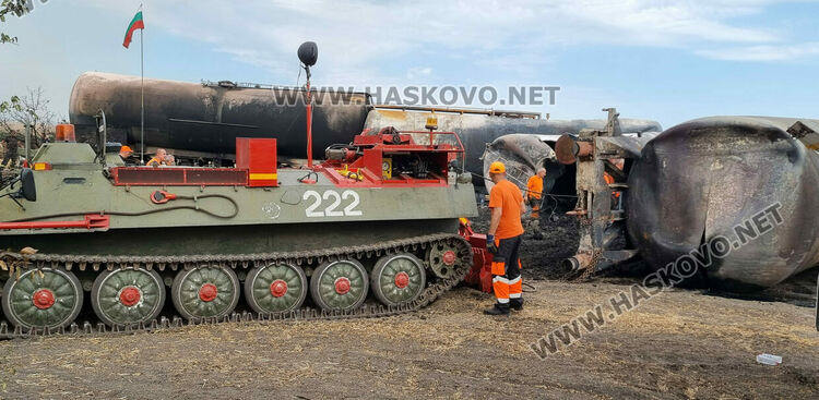 Започна разчистване на обърнатия влак край Пясъчево, превозващ 1871 тона дизел