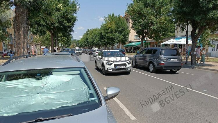 Кърджали е напълно парализиран, опашката  от автомобили за „Възрожденци“ достигна до…църквата „Свети Георги“в центъра