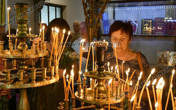 Църквата „Успение на Пресвета Богородица“ се препълни за празника на Божията майка 