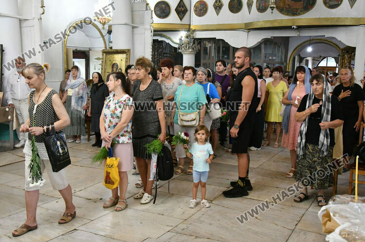 Църквата „Успение на Пресвета Богородица“ се препълни за празника на Божията майка 