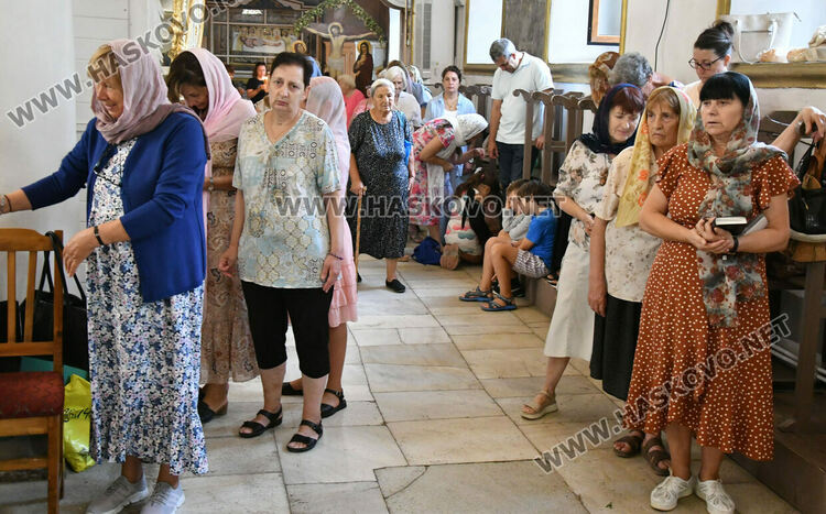 Църквата „Успение на Пресвета Богородица“ се препълни за празника на Божията майка 