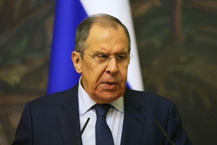 Сегрей Лавров пристигна с блуза на Съветския съюз, докато Тръмп пътува към Аляска