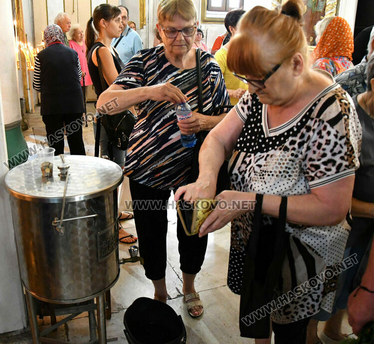 Църквата „Успение на Пресвета Богородица“ се препълни за празника на Божията майка 