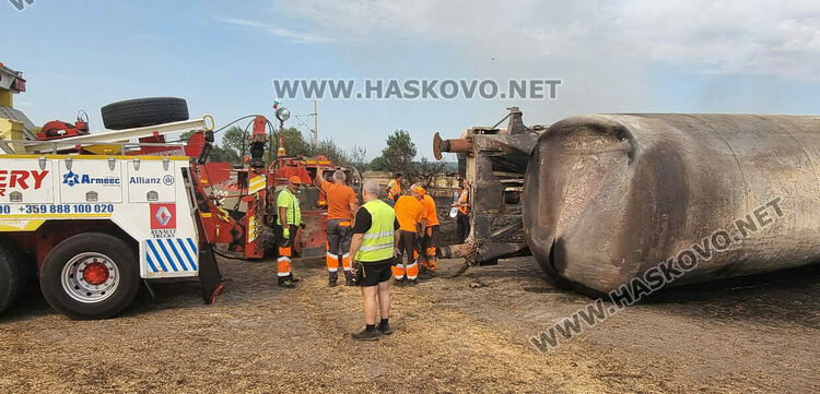 Започна разчистване на обърнатия влак край Пясъчево, превозващ 1871 тона дизел