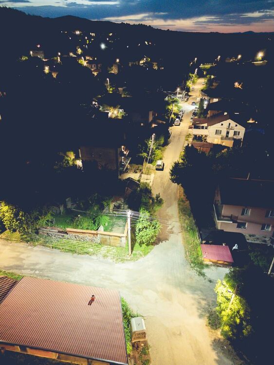 В част от кварталите и населените места в Перник започна подмяна на уличното осветление