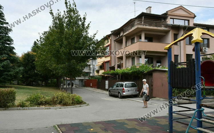 Хасковлийки: Водачи фучат през парк заради премахнати бетонни топки