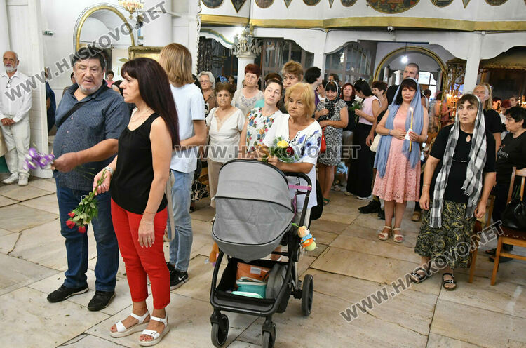 Църквата „Успение на Пресвета Богородица“ се препълни за празника на Божията майка 