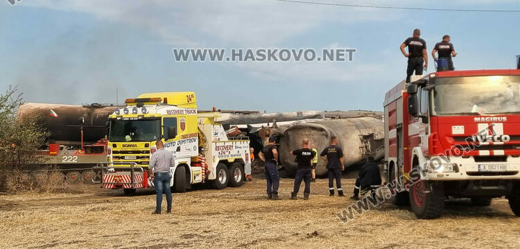 Започна разчистване на обърнатия влак край Пясъчево, превозващ 1871 тона дизел