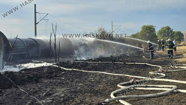 Товарен влак с цистерни с гориво се възпламени край Пясъчево