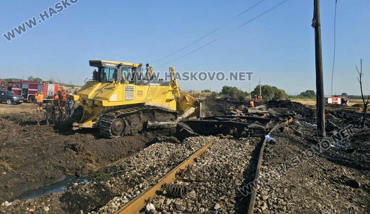 Изтеглиха дерайлиралите цистерни от линията, 60 метра релси са унищожени