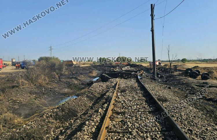 Изтеглиха дерайлиралите цистерни от линията, 60 метра релси са унищожени