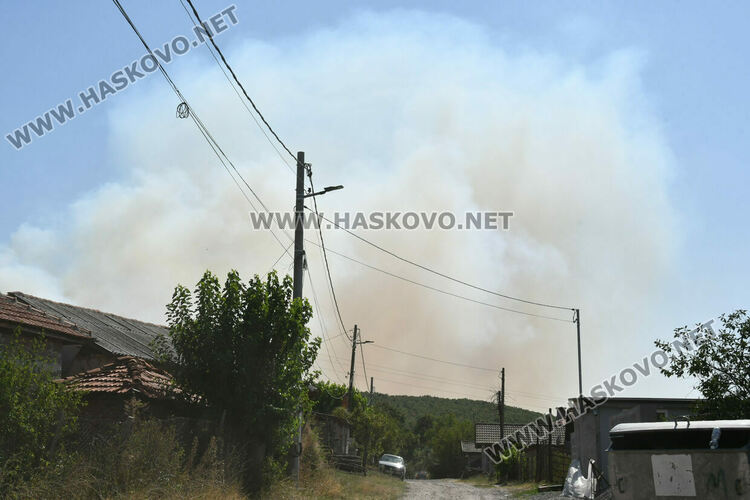 Голям пожар южно от Въгларово, огънят настъпва към селото, вятърът е почти 40 км в час