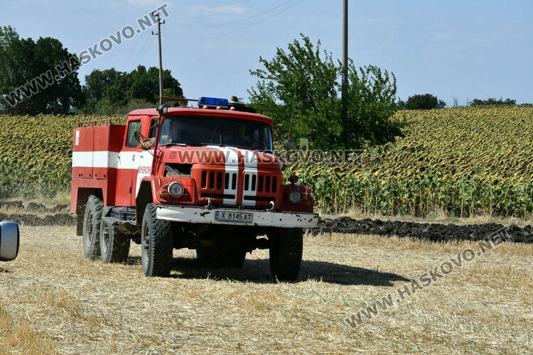 Голям пожар южно от Въгларово, огънят настъпва към селото, вятърът е почти 40 км в час