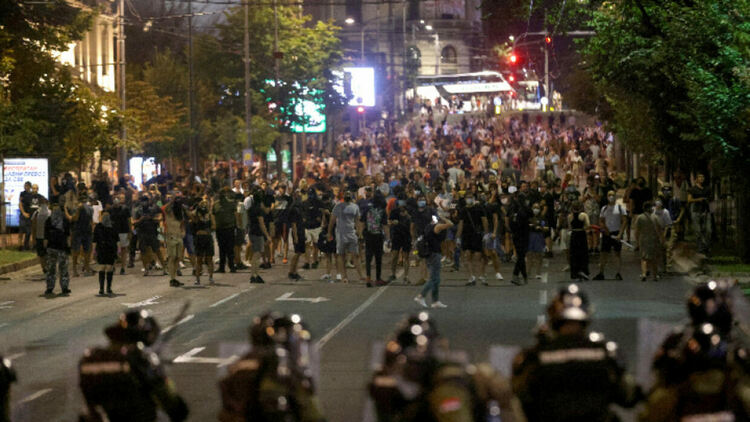 Сблъсъци между привърженици и противници на правителството в Сърбия Снимка БГНЕС