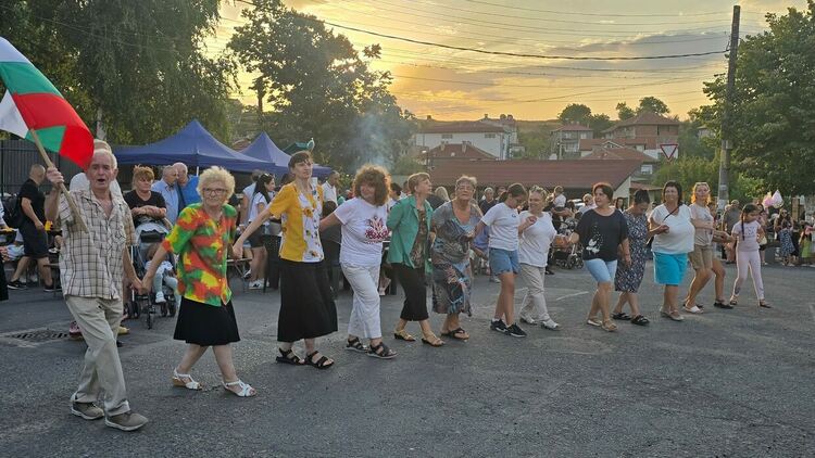 Пъстро настроение и празничен дух на традиционния събор за Голяма Богородица в кв."Гледка" на Кърджали