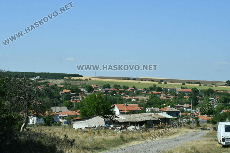 Голям пожар южно от Въгларово, огънят настъпва към селото, вятърът е почти 40 км в час