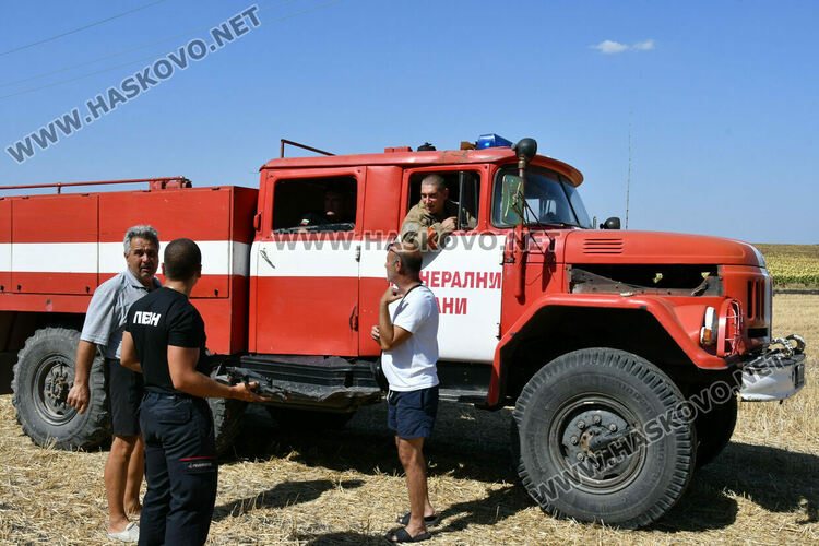 Голям пожар южно от Въгларово, огънят настъпва към селото, вятърът е почти 40 км в час