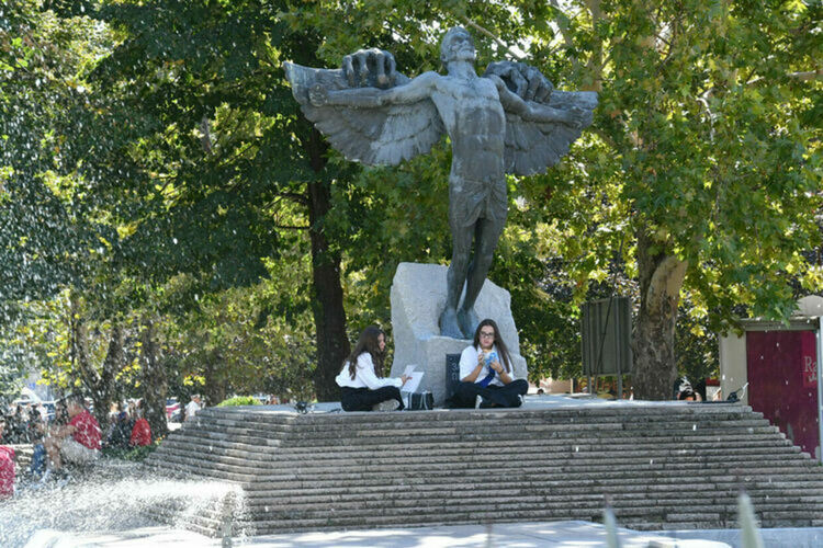 Слънчево, на места със силен вятър до 21 км в час