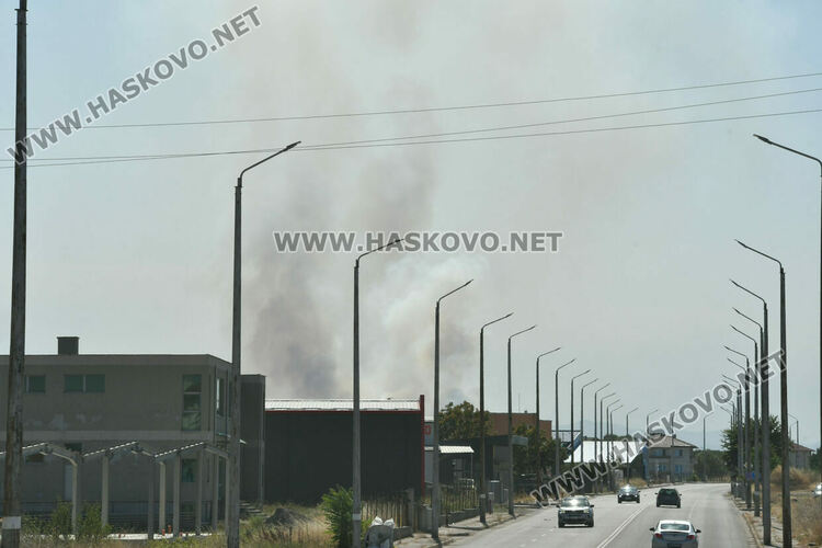 Голям пожар южно от Въгларово, огънят настъпва към селото, вятърът е почти 40 км в час