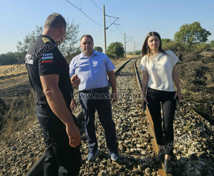 Изтеглиха дерайлиралите цистерни от линията, 60 метра релси са унищожени
