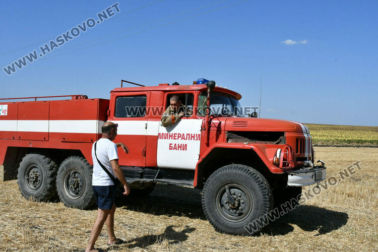 Голям пожар южно от Въгларово, огънят настъпва към селото, вятърът е почти 40 км в час