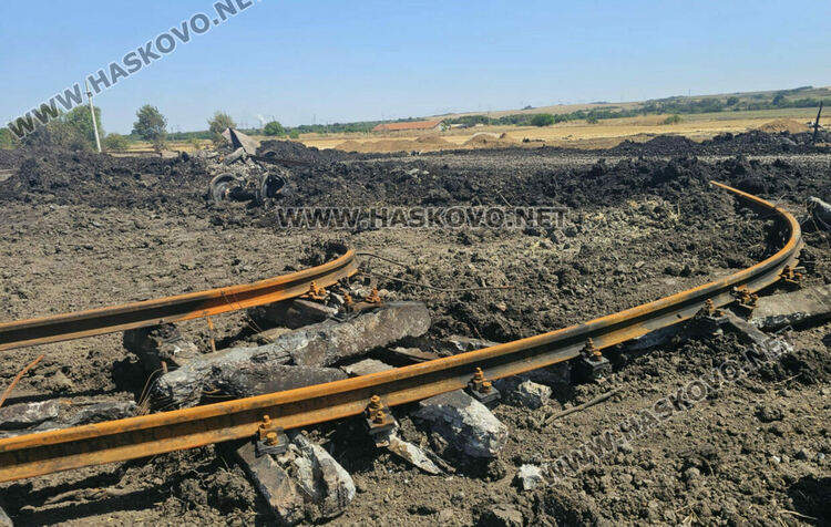 Изтеглиха дерайлиралите цистерни от линията, 60 метра релси са унищожени