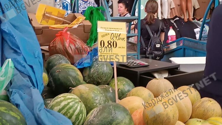 Първи етикет с цени в евро и лева се появи на Пазара на производителите в Кърджали,търговците продължават да се ослушват.