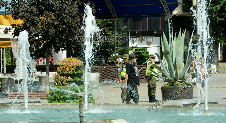 Слънчево и топло, с леки облаци следобед