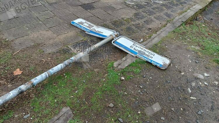 Премахнаха и захвърлиха в праха указателните табели за улиците по бул.”България”, нови няма